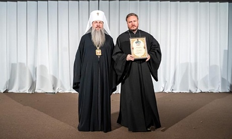 Митрополит Серафим наградил иерея Сергия Карасева грамотой
