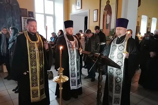 Протоиерей Александр Филиппов совершил повечерие с чтением Великого канона преподобного Андрея Критского