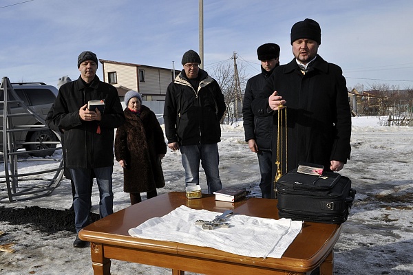 Протоиерей Александр Филиппов совершил заупокойную панихиду около строящегося храма Живоначальной Троицы в деревне Камайка