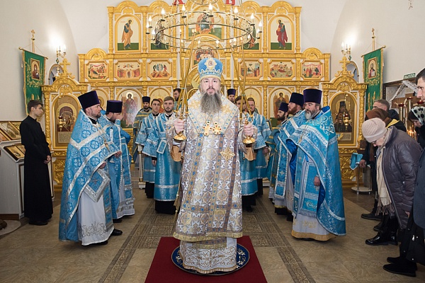 Протоиерей Александр Филиппов сослужил митрополиту Серафиму   за литургией в Троицком храме в деревне Камайке