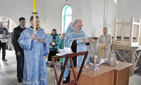 В строящемся храме в честь Святой Живоначальной Троицы в деревне Камайка был совершен молебен на освящение колокола