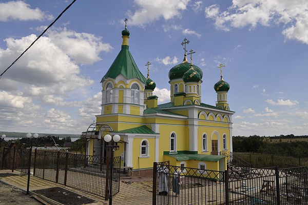 В строящемся храме в честь Святой Живоначальной Троицы в деревне Камайка был совершен водосвятный молебен