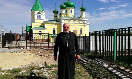 В строящемся храме в честь Святой Живоначальной Троицы в деревне Камайка был совершен водосвятный молебен