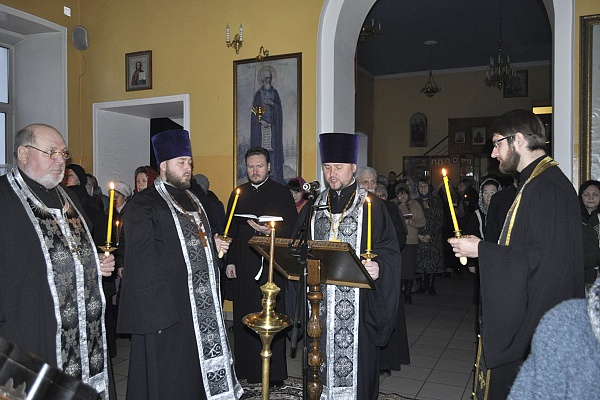 Протоиерей Александр Филиппов совершил повечерие с чтением четвертой части Великого канона преподобного Андрея Критского