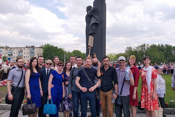 Возложение венка от Союза Православной молодёжи и Молодежного отдела епархии к монументу воинской и трудовой Славы