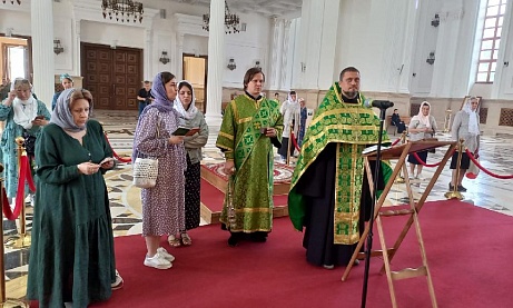 Иерей Владимир Журавлев совершил акафист блаженной Матроне Москвой в Кафедральном соборе 