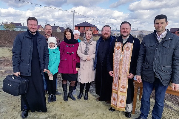 Протоиерей Александр Филиппов совершил первый водосвятный молебен около строящегося храма Живоначальной Троицы в селе Камайка