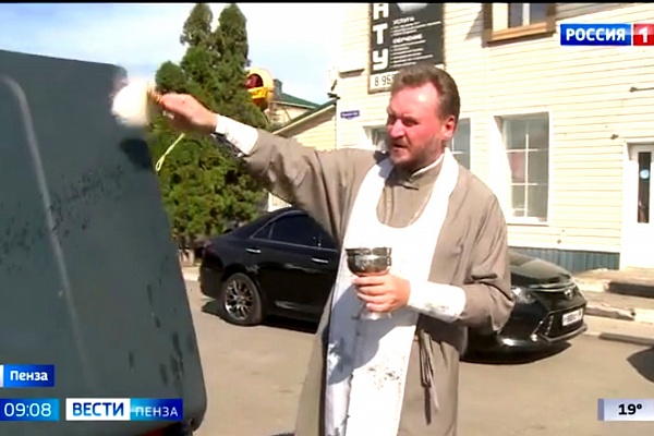  Иерей Сергий Карасёв освятил автомобиль для военных в зоне СВО