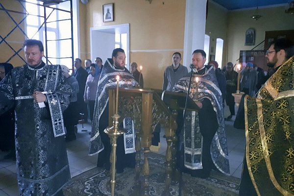 Протоиерей Александр совершил вечерню с чином Пассии