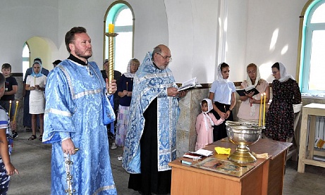 В строящемся храме в честь Святой Живоначальной Троицы в деревне Камайка был совершен молебен