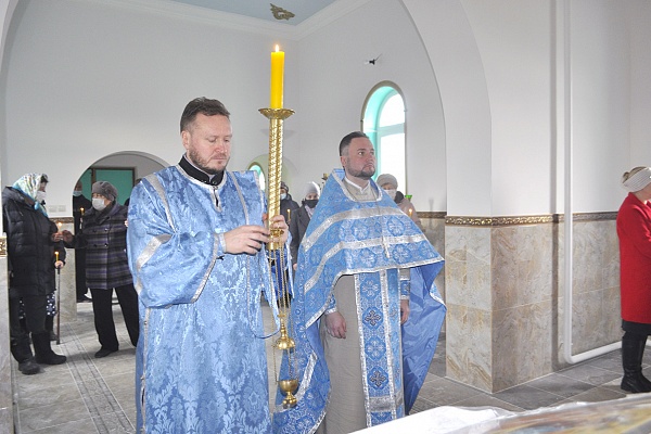 В строящемся храме в честь Святой Живоначальной Троицы в деревне Камайка был совершен водосвятный молебен