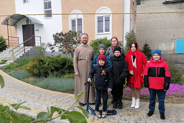 Настоятель с делегацией от воскресной школы поздравили с Днём Победы ветерана Клушину Татьяну Матвеевну