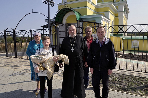 В строящемся храме в честь Святой Живоначальной Троицы в деревне Камайка был совершен водосвятный молебен