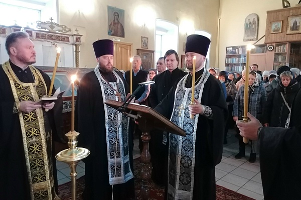 Протоиерей Александр Филиппов совершил повечерие с чтением первой части Великого покаянного канона преподобного Андрея Критского