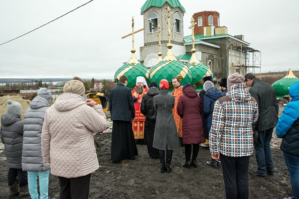 Митрополит Серафим освятил кресты и купола строящегося храма Святой Живоначальной Троицы в деревне Камайка