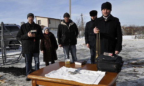 Протоиерей Александр Филиппов совершил заупокойную панихиду около строящегося храма Живоначальной Троицы в деревне Камайка