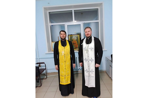 Священники посетили раненых во время специальной военной операции военнослужащих