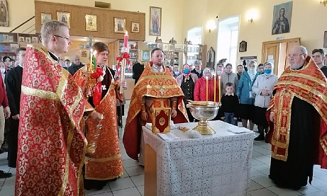 В пятницу Светлой седмицы протоиерей Александр Филиппов совершил Божественную литургию