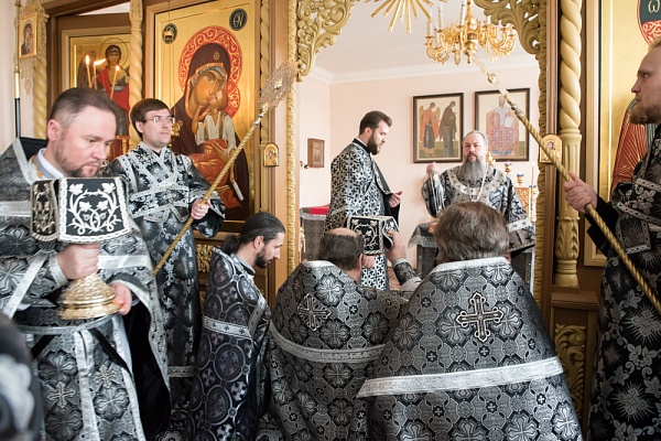 Протоиерей Александр Филиппов сослужил митрополиту Серафиму за литургией в храме святителя Иннокентия Иркутского при семинарии