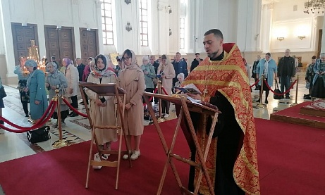 Иерей Владимир Журавлев совершил акафист великомученику Георгию Победоносцу в Кафедральном соборе