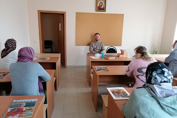 Начались учебные занятия в воскресной школе со взрослыми