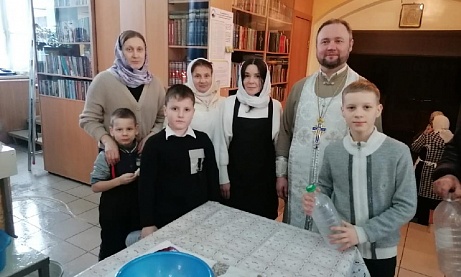 Участие воспитанников детской воскресной школы "Азбука веры" в розливе крещенской воды в Никольском храме в праздник Богоявления 19.01.2024.