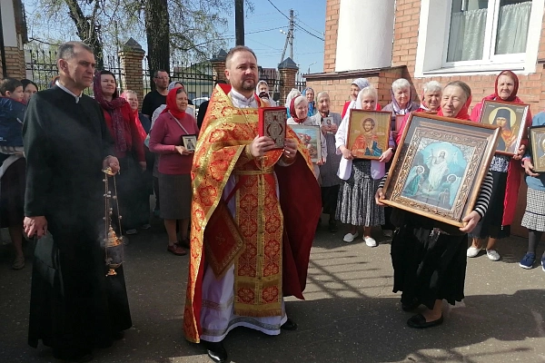 В понедельник Светлой седмицы протоиерей Александр Филиппов совершил Божественную литургию
