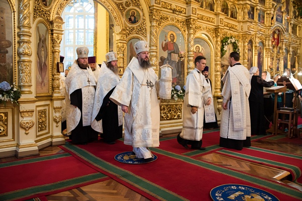 Протоиерей Александр Филиппов сослужил митрополиту Серафиму в Успенском кафедральном соборе 