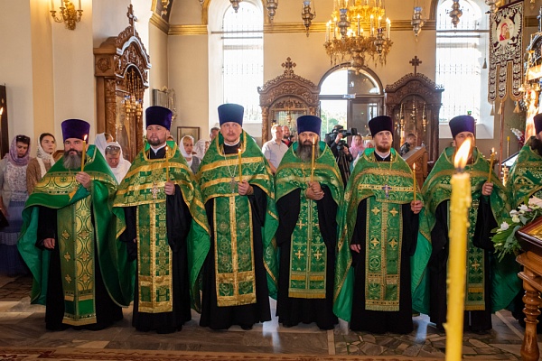 Протоиерей Александр Филиппов сослужил митрополиту Серафиму и епископу Митрофану за всенощным бдением в Сергиевской церкви села Соловцовка   