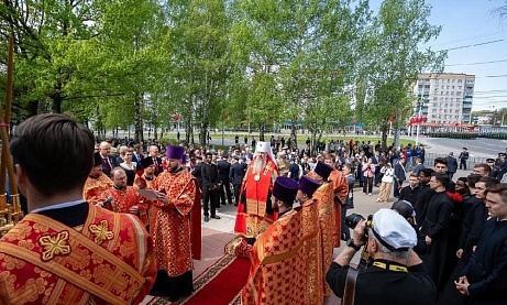 В День Победы протоиерей Александр Филиппов сослужил митрополиту Серафиму в храме Архангела Михаила города Пензы