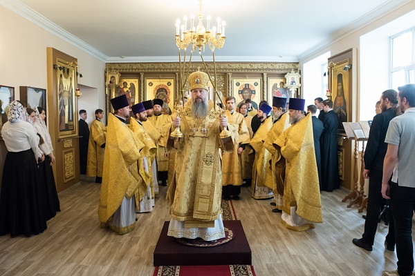  Протоиерей Александр Филиппов сослужил митрополиту Серафиму за литургией в храме Иннокентия Иркутского при семинарии