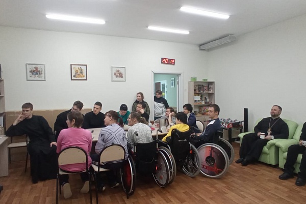 Протоиерей Александр Филиппов с семинаристами встретились с воспитанниками реабилитационного центра в Кичкилейке