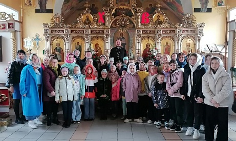 В День Победы школьники со своими родителями посетили Никольский храм