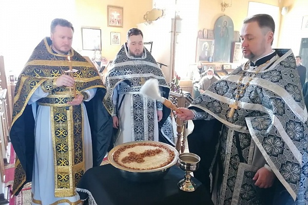 Протоиерей Александр Филиппов совершил Божественную Литургию Преждеосвященных Даров