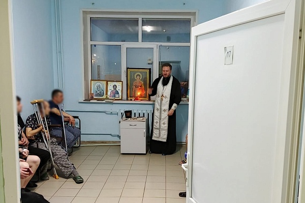 Священники посетили раненых участников СВО в военном госпитале Пензы